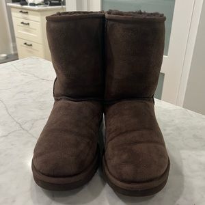 Classic Short UGG in brown, size 8, Very lightly worn